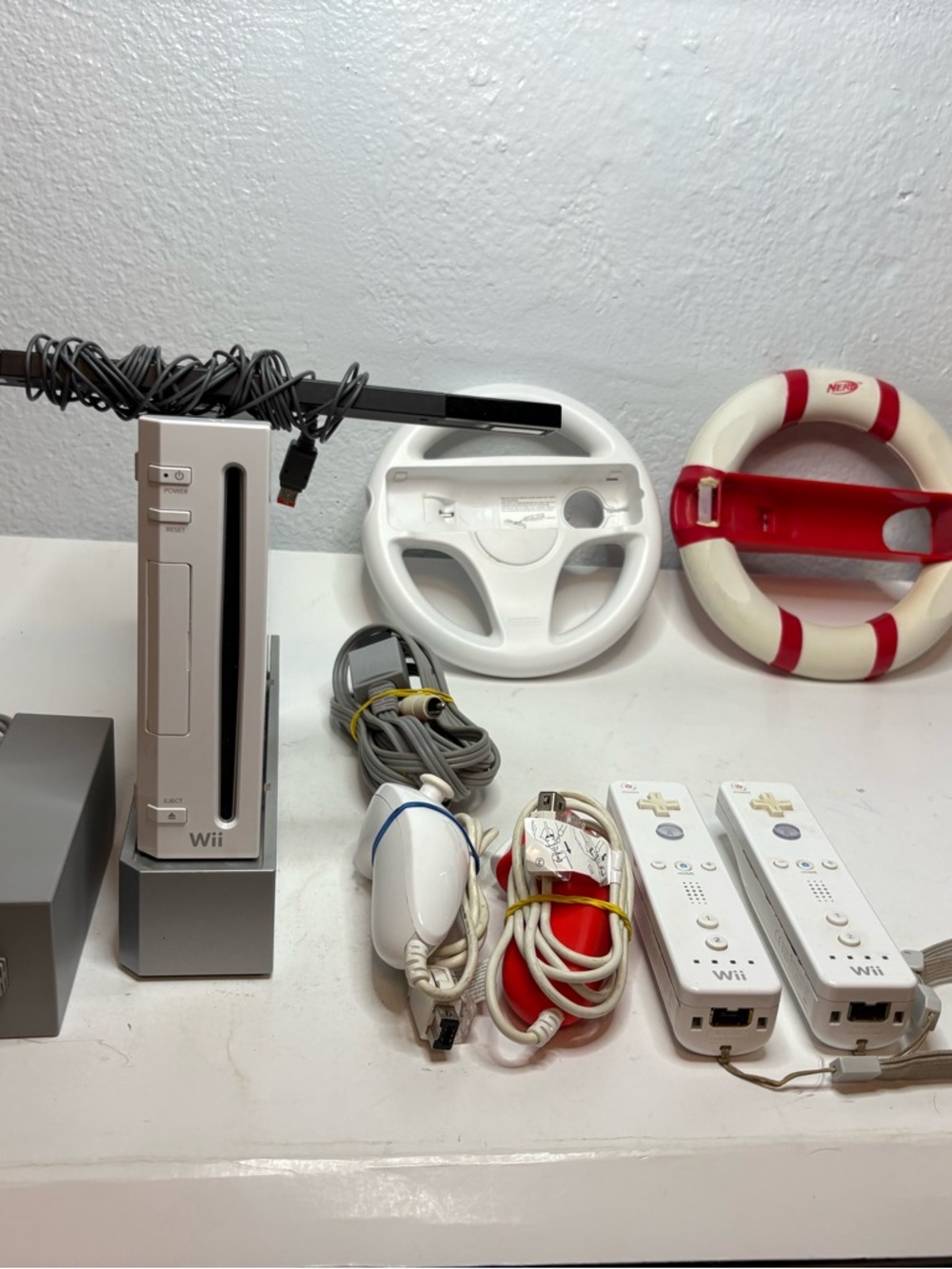Nintendo White Wii Console Bundle with Red-Accent Steering Wheelhuu